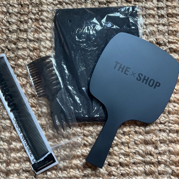 Lebron James the Shop Barbershop Mirror comb and cape - Picture 2 of 2